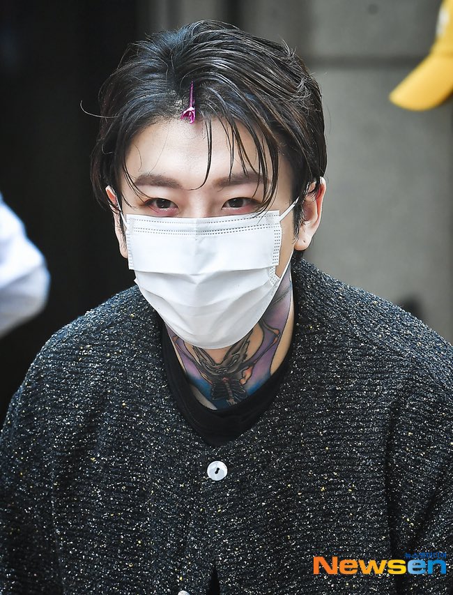 BrazilBlockB's tweet photo. [📷|🦇] Fotos de Taeil à caminho do Immortal Songs 2.

Parece um vampirinho iti 🥺🖤 https://t.co/4XcurBFFMj