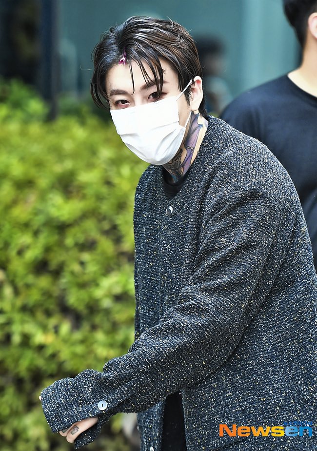 BrazilBlockB's tweet photo. [📷|🦇] Fotos de Taeil à caminho do Immortal Songs 2.

Parece um vampirinho iti 🥺🖤 https://t.co/4XcurBFFMj