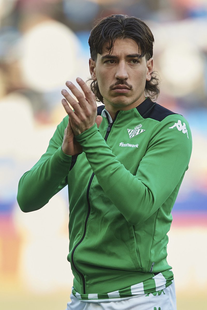 Cuanto te queda para volver con nosotros <a href="/HectorBellerin/">Héctor Bellerín</a> ?? Necesito ver ese bigote por la banda derecha del Villamarín 💚