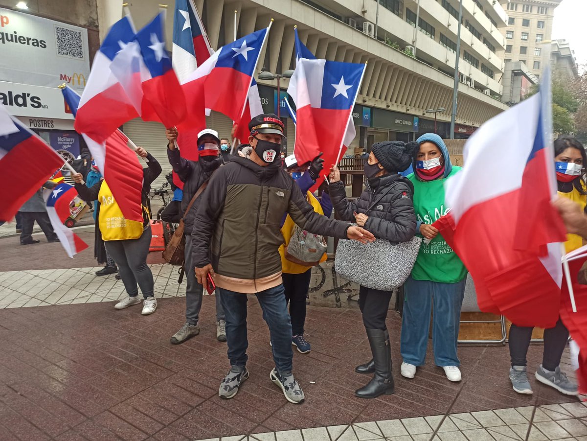 Paseo Ahumada con Alameda hay un quiosco para consultar la mesa y el lugar de votación para el plebiscito del 4 de septiembre.
#RechazoXAmorAChile
#Rechazo