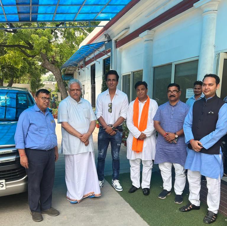 PrTomer's tweet photo. एक्टर Sonu Sood ने भाजपा राष्ट्रीय संगठन के महासचिव बी.एल. संतोष से की मुलाकात, चर्चा है कि सोनू हो सकते हैं BJP में शामिल| 

इससे पहले सोनू सूद के ‘आ��’ में शामिल होने की खबर थी पर पंजाब चुनावों से पहले उनकी बहन ‘कांग्रेस’ में शामिल हो गई थी। https://t.co/KKlBC1KFRv