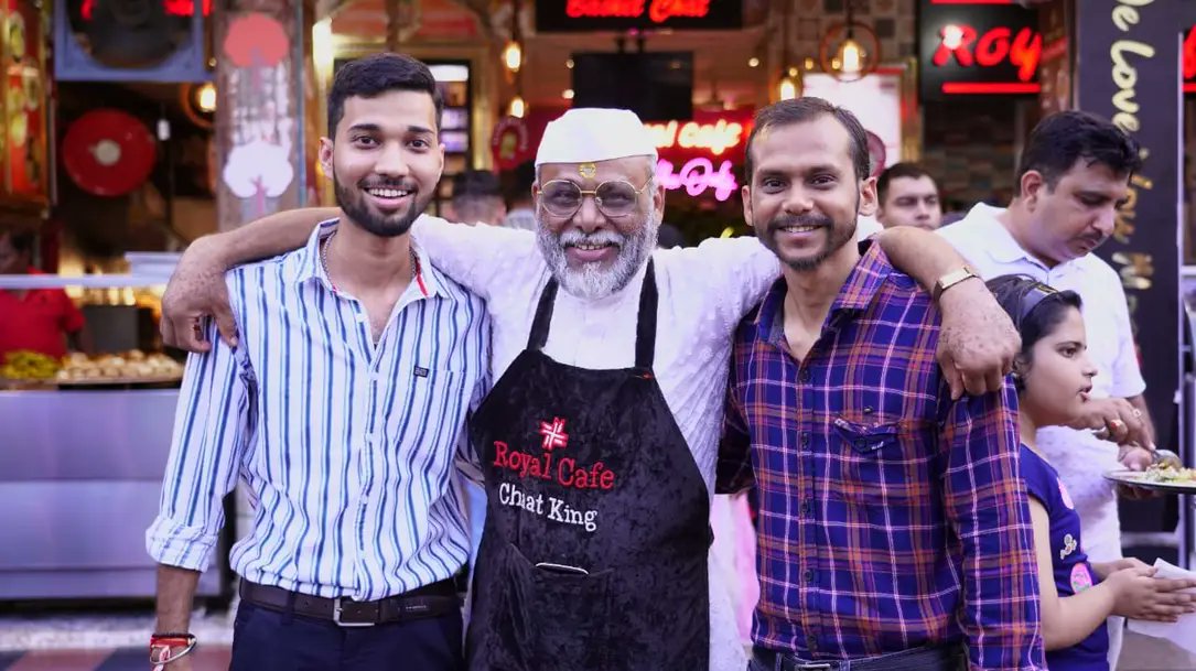 NetkingManish1's tweet photo. एक मुलाकात @chaatkingindia k Owner Hardayal Maurya के साथ ❤️
#chaatlover #chaatking #royalcafe
#foodblogger #foodbloggerlucknow #lucknowblogger https://t.co/b34BKUhPyv
