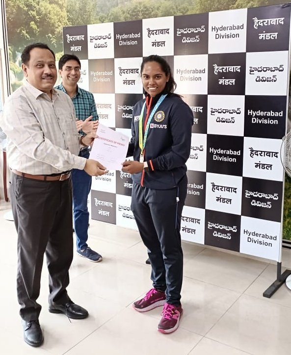 Sri Sharat Chandrayan, Divisional Railway Manager, Hyderabad Divn. congratulated & lauded the performance of Ms. Sabbineni Meghana, Junior Clerk, CMS Office,  HYB Division for Silver Medal at the #CWG2022 who is a Player of Indian Women Cricket Team.

@SCRailwayIndia