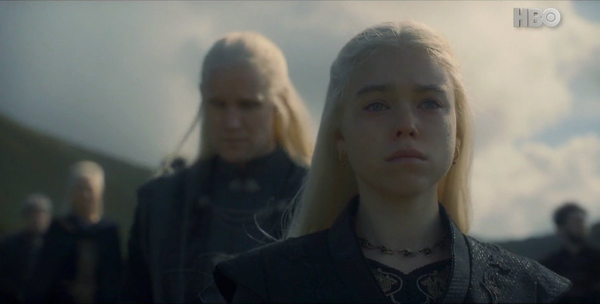 NiiteTitan's tweet photo. guess #HBO doesn't hv enough budget for that #Targaryen SILVER/platinum HAIR!! keeps switchn it to blonde every few scenes like they are #Lanisters 🤦🏻♂️
#HouseOfTheDragonHBO #GameOfThrones https://t.co/BVXUkErMZC