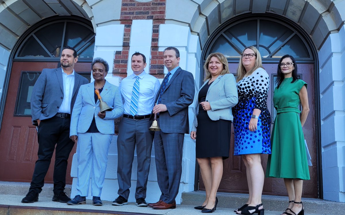 ChiPubSchools's tweet image. Happy first day, @ChiPubSchools community! .@chicagosmayor, @PedroCPSCEO , CEdO Bogdana Chkoumbova, @AldermanCardona, Principal Cosme, AP Bartel, and @CPSNetwork3 Chief Jennifer Farrell-Rottman welcomed @CPSFalconer students back to school. #TheBestAreWithCPS #FirstDayCPS