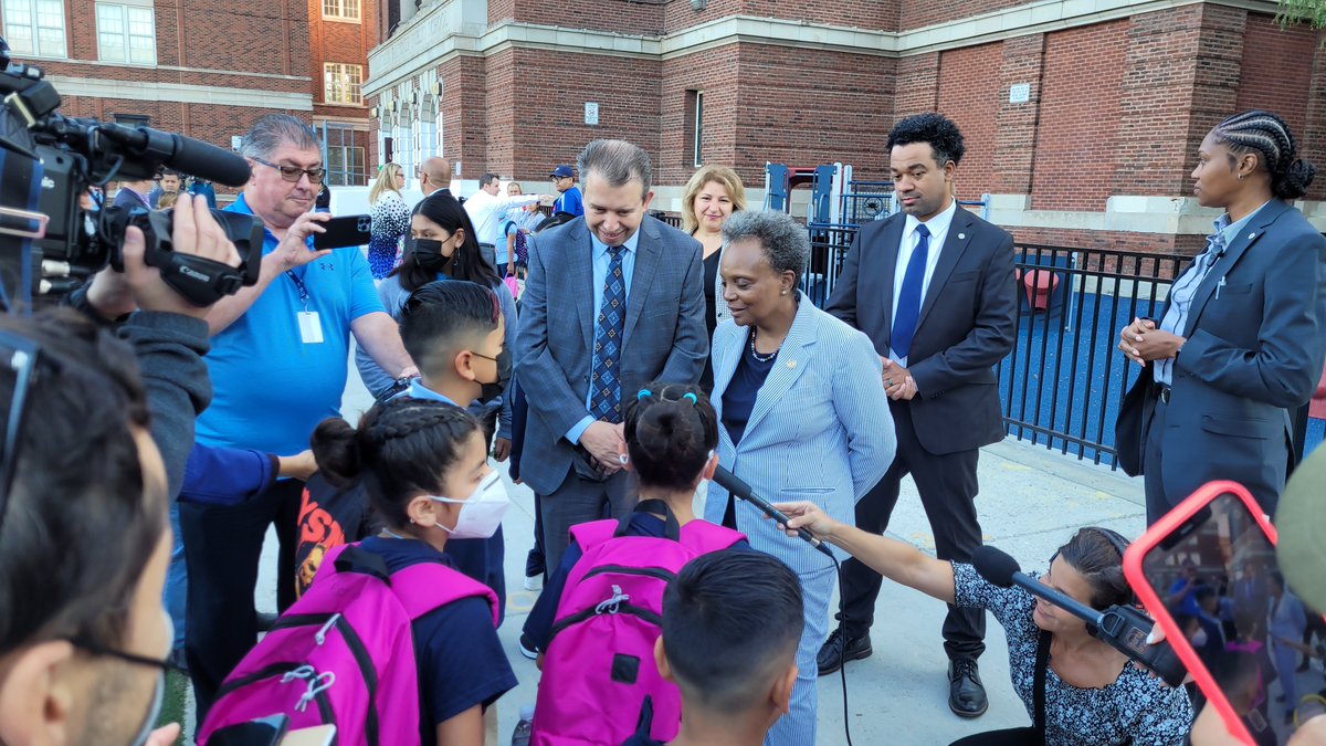 Happy first day, @ChiPubSchools community! .@chicagosmayor, @PedroCPSCEO , CEdO Bogdana Chkoumbova, @AldermanCardona, Principal Cosme, AP Bartel, and @CPSNetwork3 Chief Jennifer Farrell-Rottman welcomed @CPSFalconer students back to school. #TheBestAreWithCPS #FirstDayCPS