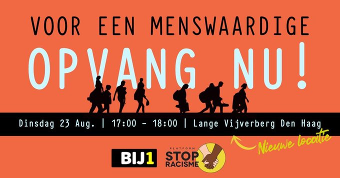 [ID: Een oranje vlak met daarop een zwarte balk. Op de balk lopen silhouetten van vluchtelingen. Daarboven staat de tekst: “Voor een menswaardige opvang nu!” In de zwarte balk staat de tekst: Dinsdag 23 augustus | 17:00 - 18:00 | Lange Vijverberg, Den Haag, Nieuwe locatie”]