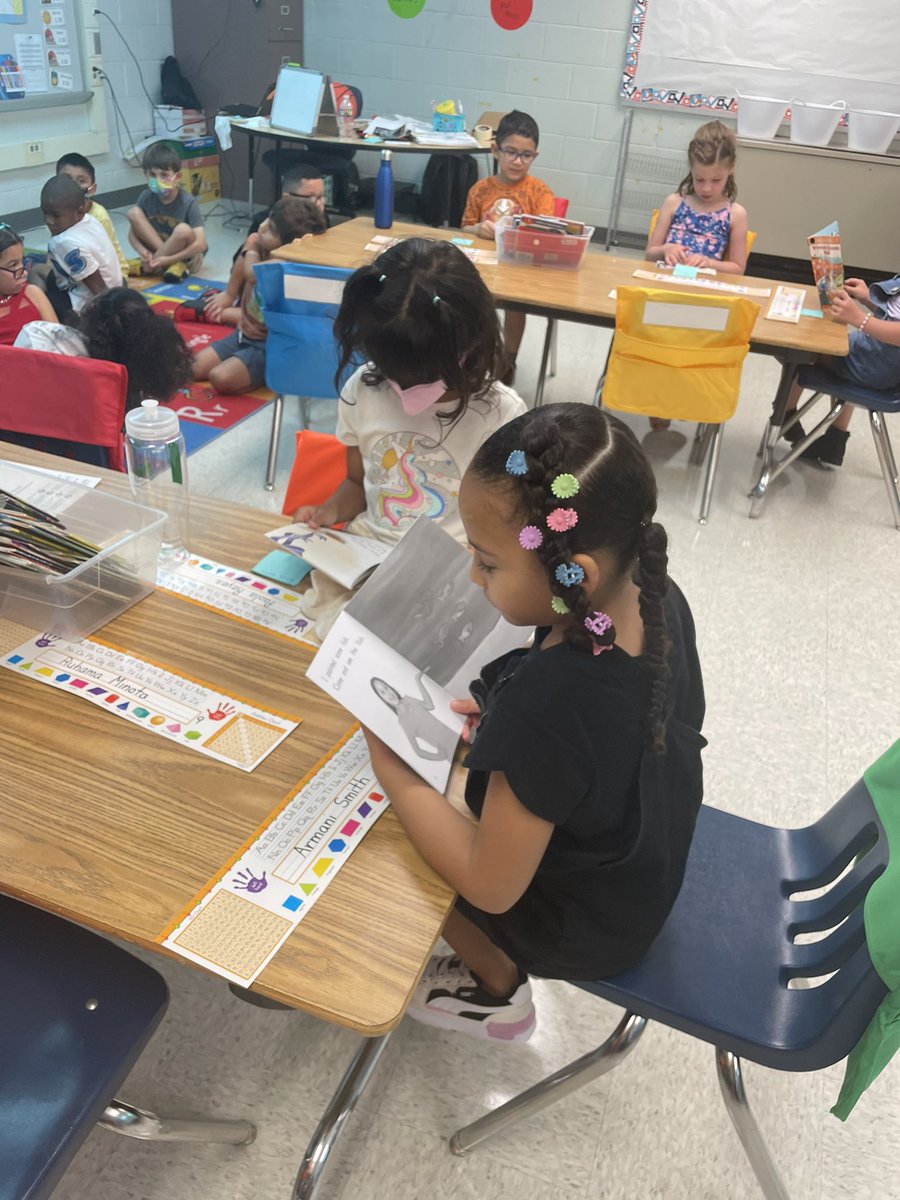 ForestEdgeES's tweet photo. Routines, procedures and practicing reading! Check out our first graders giving it a try! #responsiveclass #FirstDayFairfax @FCPSRegion1 @fcpsnews https://t.co/rkuMWZjHsJ