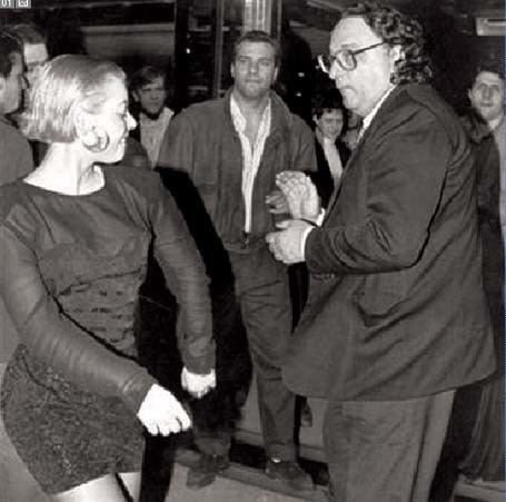 1988: Gianni de Michelis, stellvertrender Ministerpräsident Italiens, Chemieprofessor und leidenschaftlicher Tänzer, veröffentlicht ein Buch mit dem Titel "Wohin gehen wir heute Abend tanzen?", in dem er 250 italienische Discos rezensiert.