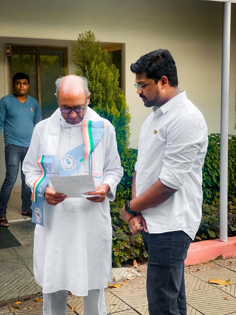 adityabhagatcg's tweet photo. आओ भारत जोडें ...
राज्यसभा सांसद और मध्यप्रदेश के पूर्व मुख्यमंत्री श्री दिग्विजय सिंह जी से मुलाकात कर NSUI द्वारा आयोजित #StudentsConnect कार्यक्रम के सम्बंध में चर्चा की।
इस दौरान उन्होंने 'भारत जोड़ो' आंदोलन में युवाओं की भागीदारी सुनिश्चित करने की भी ज़िम्मेदारी दी। https://t.co/k1fYDPa3Ug