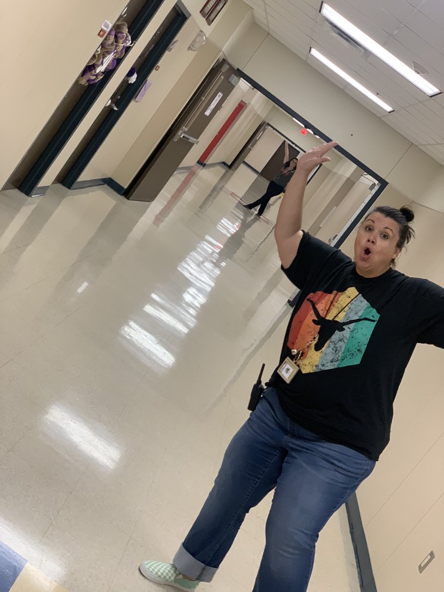 ⁦@WISDBrabham⁩ teachers are jumping for JOY 🤩 this morning! Students are #MovingL.I.K.E.aBobkat to classes! #ClearHalls #FocusedLearning #ThankYouStudentLeaders #BobkatsAre#ONE! 🥇 #BeExcellent