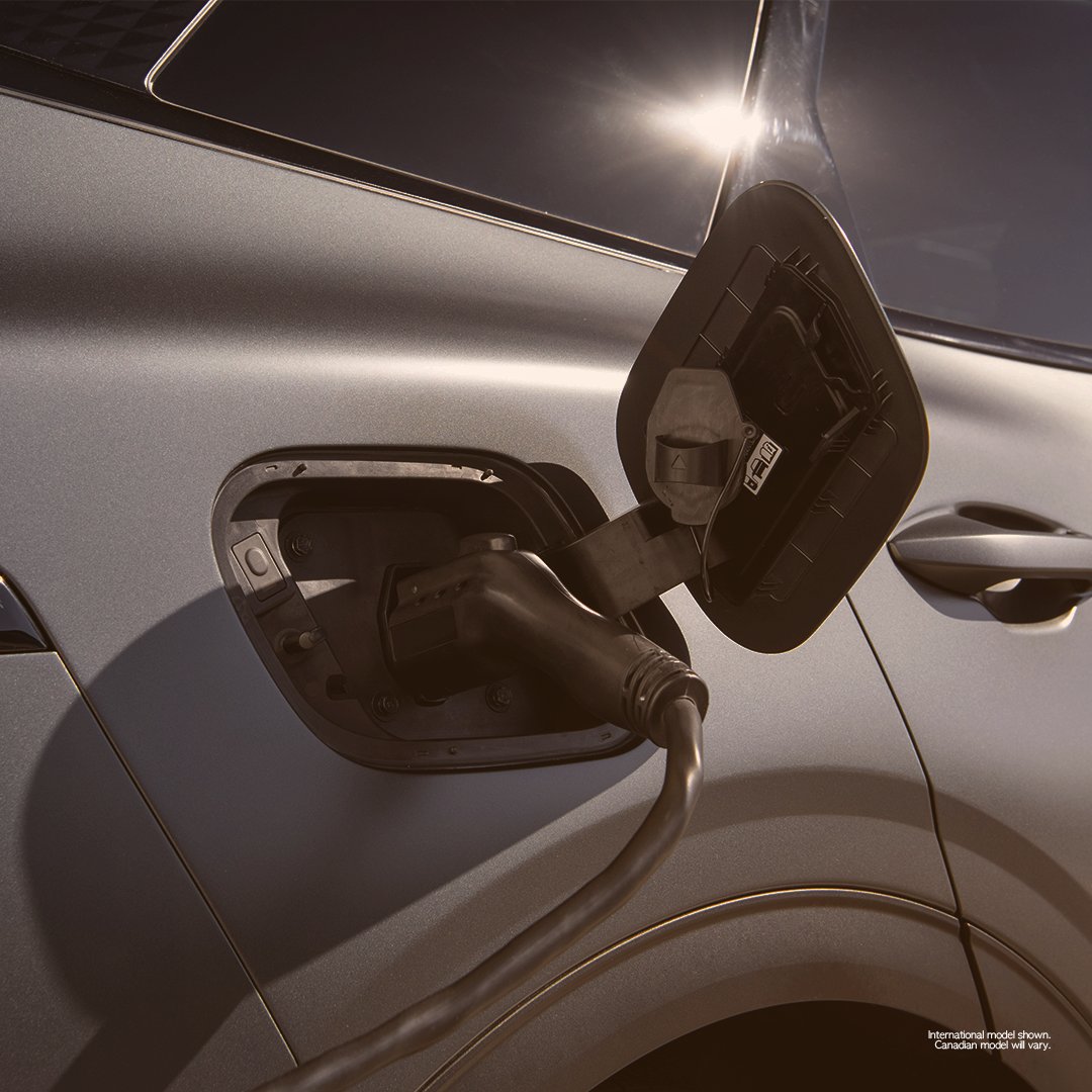 KiaCanada's tweet image. The all-new Sportage HEV and PHEV offers plenty of power under each hood. Both are equipped with powerful turbocharged hybrid powertrains that allow you the freedom to use both a gas engine and all-electric power.

Explore the new Sportage HEV and PHEV fal.cn/3rf2n