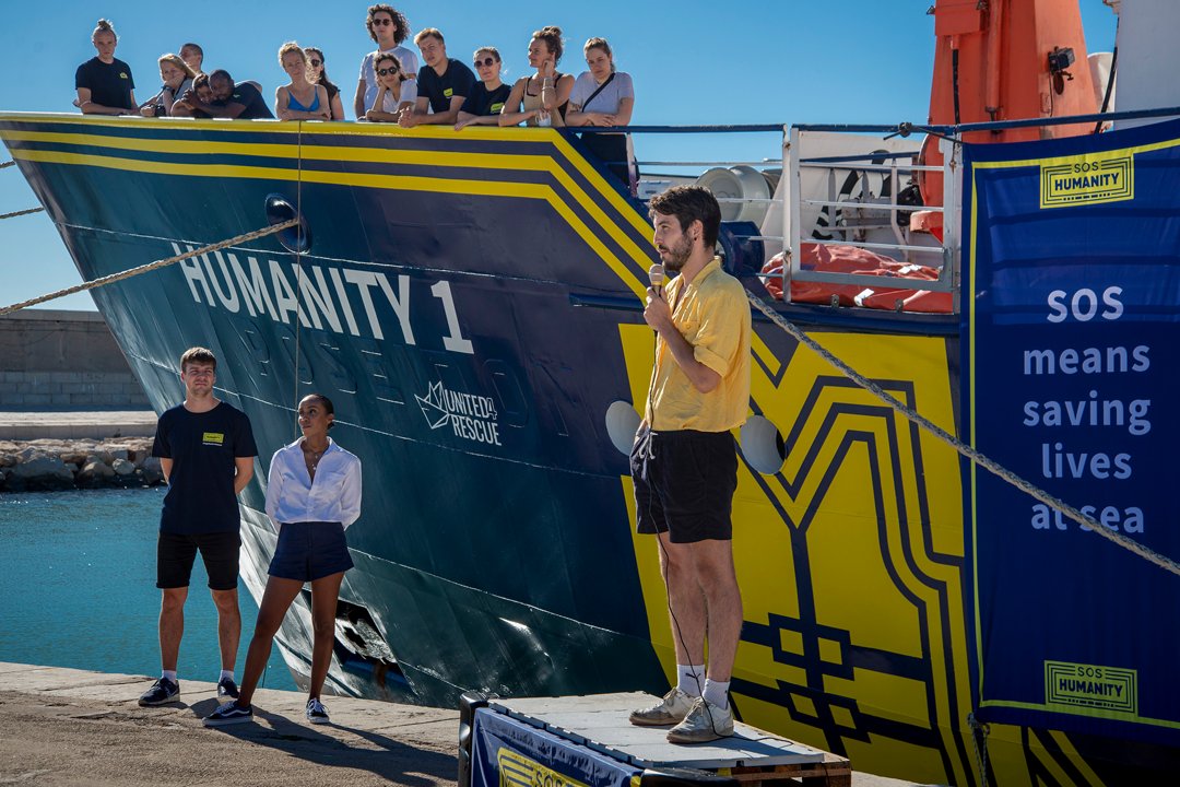 soshumanity_de's tweet photo. Wir sind alle noch ergriffen von der #Schiffstaufe der #Humanity1 am Freitag. Zur großen Freude mischt sich die Betroffenheit, dass wir als zivile Akteure überhaupt im zentralen #Mittelmeer unterwegs sein müssen, um dem Sterben dort etwas entgegenzusetzen. https://t.co/MQ0V9MIrjC