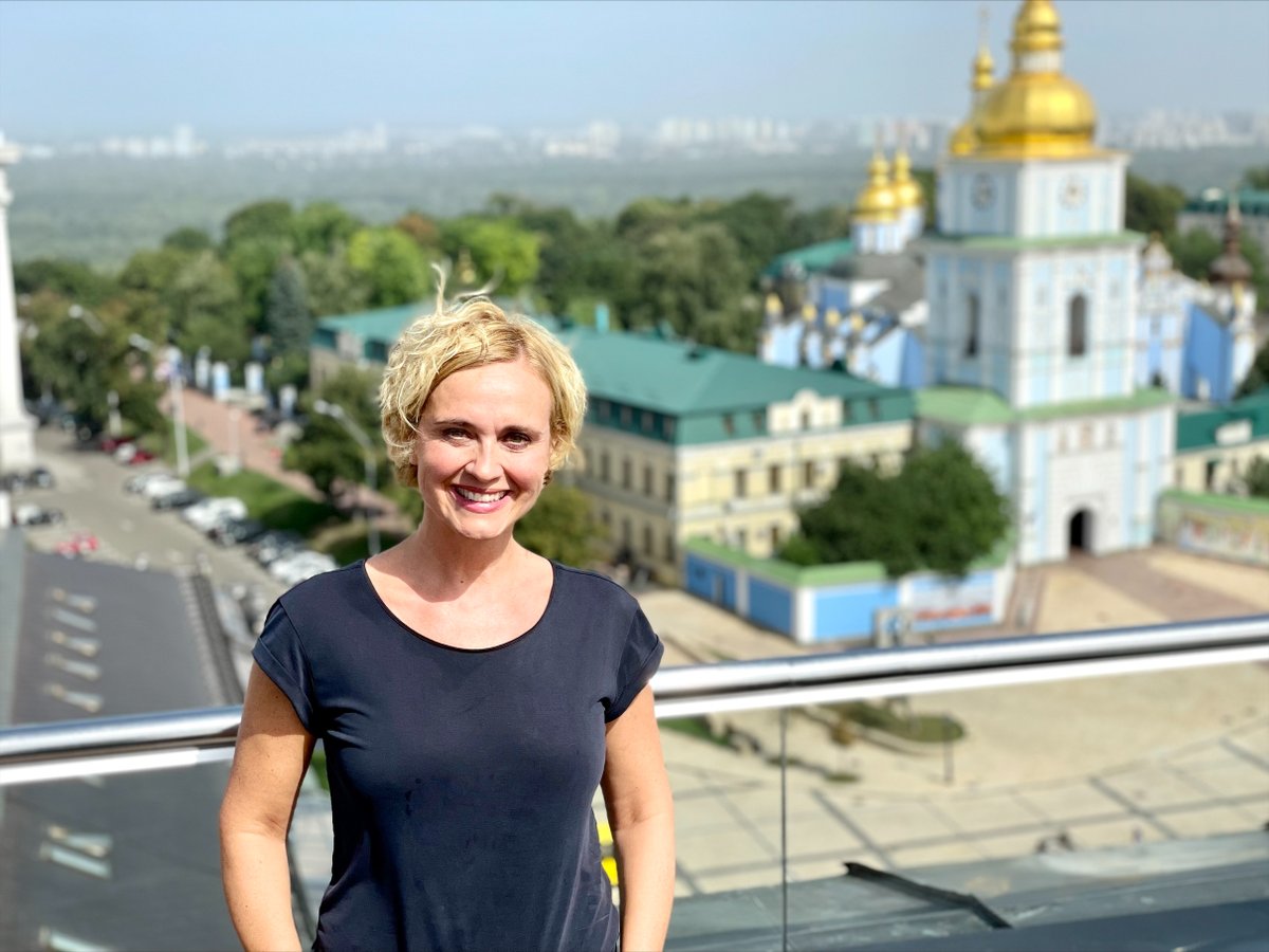 tagesthemen's tweet photo. Vor sechs Monaten begann Russland einen Angriffskrieg gegen die #Ukraine. Caren #Miosga hat auf ihrer Reportage-Reise mit Ukrainerinnen und Ukrainern über Leben und Überleben im Krieg gesprochen. Die #tagesthemen am Mittwoch, 24.8. live aus Kiew.
@tagesschau @VassiliGolod https://t.co/WamkgjbtGb