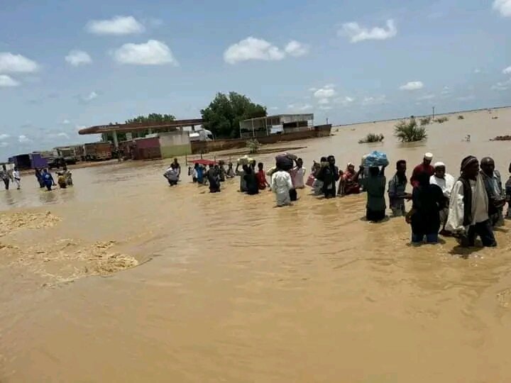 fadeilBashar's tweet photo. يا دَكَّةْ السُلْطَة
ودُخانه .. وشمْلَته
وفي شرْعَك الإنسان يموت
كان زادت الموية ويموت من قِلَّته
إن سامحك في حقُّو .. سِيدي العُمدة
هُووي
تبْ ماب تسامحك بِتْ أبوي في شتْلَته .
يا مَسَمِّي مِحْنَتنا
إمتحان !
مرَّات قَدَرْ !
حِيناً فضل. https://t.co/eArAy6qwzd