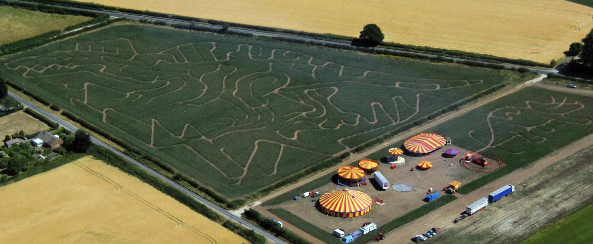 Thank you to Michael Jaconelli for taking this fabulous drone photo of our Spinosaurus Giant Maze, Triceratops Mini-Maze, vintage funfair and Big Top where we host the family entertainment. 🤩 🦖🌽🎠🎪
#maizemaze #maze #ryedale #funfair #familyfun