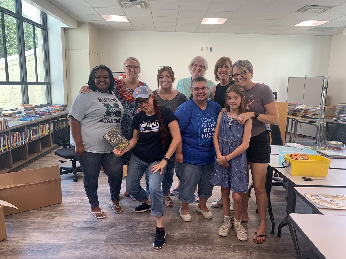 my_pcs's tweet image. Over the weekend, members of the Pinellas Association of Library Media Specialists (PALMS) supported Midtown Academy in setting up their new temporary library as the school continues construction. After a busy week at their own schools, PALMS came together to tackle the job!