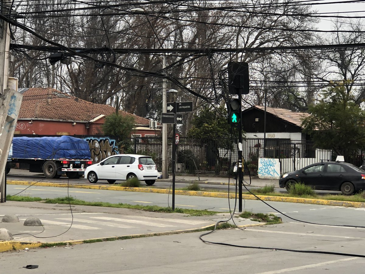 CMeneses_G's tweet photo. @Muni_Maipu @TomasVodanovic @ReclamosSubtel su gestión urgente, cables en esquina concurrida de Pajaritos y Fernando Riesco, vehículos pasan y se enredan en cables de servicios en el piso. Esta en la salida de colegio y en cruce de peatones. https://t.co/LbsH4sGEyn