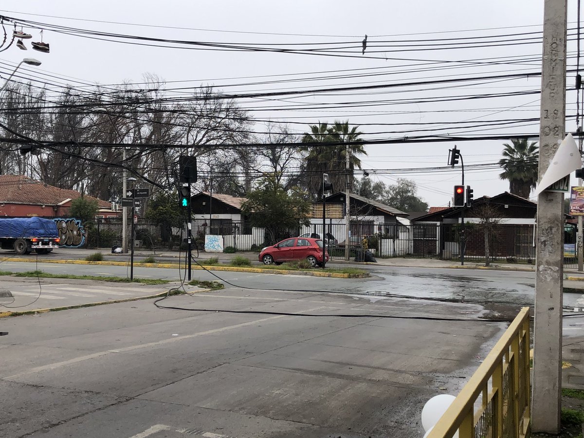 CMeneses_G's tweet photo. @Muni_Maipu @TomasVodanovic @ReclamosSubtel su gestión urgente, cables en esquina concurrida de Pajaritos y Fernando Riesco, vehículos pasan y se enredan en cables de servicios en el piso. Esta en la salida de colegio y en cruce de peatones. https://t.co/LbsH4sGEyn