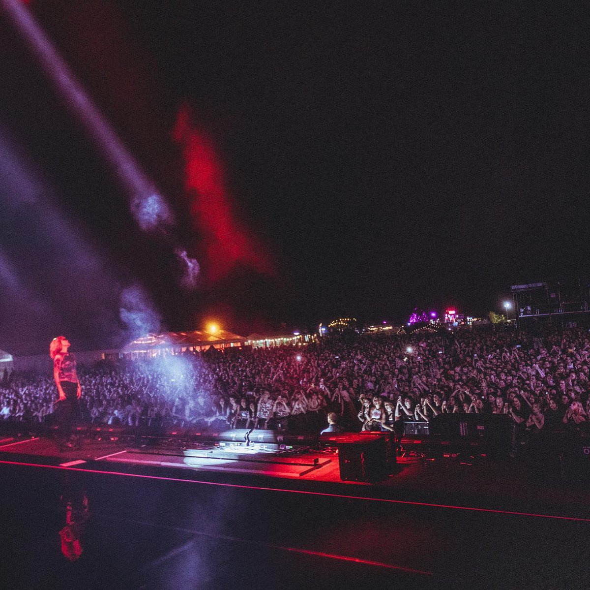 halsey's tweet photo. some heat from Kraków 💥 love u thank u 📸: @yasi https://t.co/hBFkvZEgTa