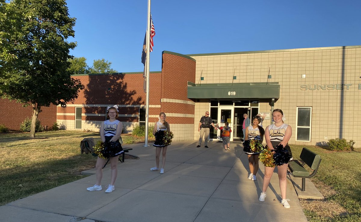 The Railer cheerleaders joined us to greet students this morning. Great way to start a Monday! 💛🐝💛<a href="/NewtonHSKS/">Newton High School</a> <a href="/NewtonSchoolsKS/">Newton Schools</a>