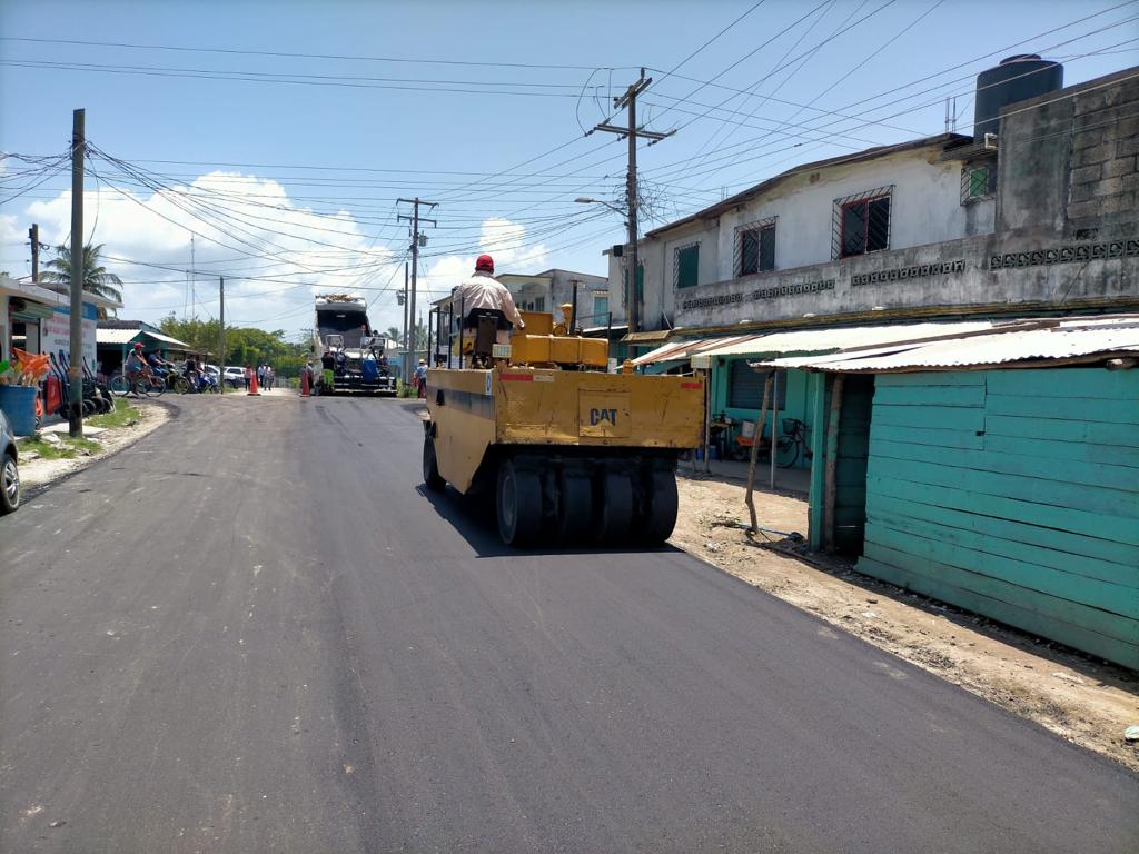 MayteZapata_'s tweet photo. Con obras que representan mayor conectividad, mejores servicios e infraestructura de calidad, en la Azucena 2ª sección, avanzan los trabajos de rehabilitación de camino con mezcla asfáltica en caliente, con una meta de 1.40 kilómetros en favor de 1,452 habitantes. https://t.co/18YrAgRn8c
