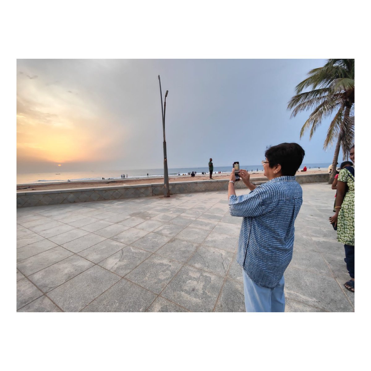 Shyampondy's tweet photo. Sunrise over the Puducherry Beach  with my guru 
-
-
-
-
-
-
-
-#instagrammers #igers #instalove  #photooftheday #pics #insta #picoftheday #bestoftheday #instadaily #instafamous #popularpic #popularphoto #kiranbedi https://t.co/tg1fJ9qDOB
