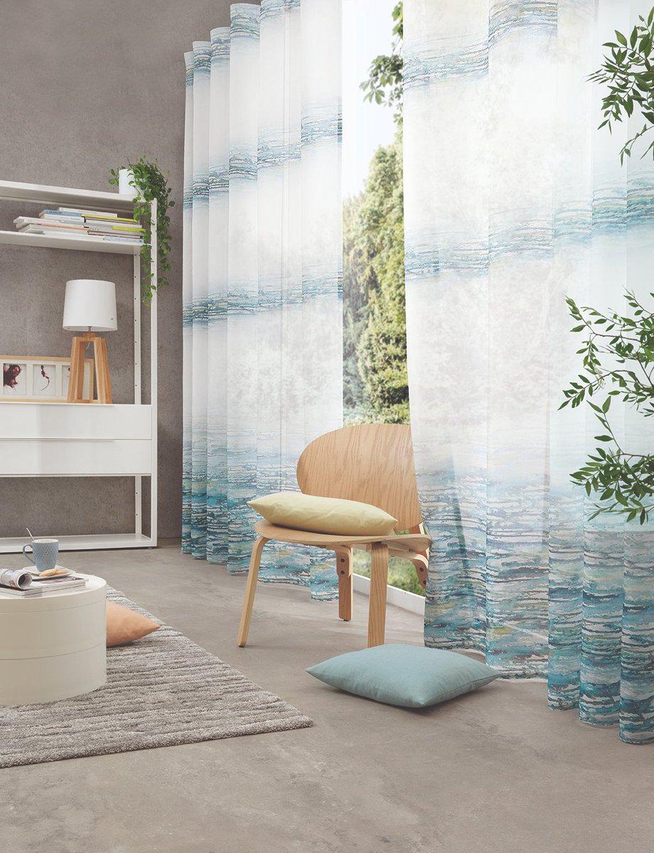 Fereinfeeling: Das Garinenmuster erinnert an bewegtes Wasser. Entdeckt von #gibdirstoff - Stoffe nehmen mit auf Fantasiereise.  
Foto: Heco Textilverlag - Store Multi
#snverlag #SNHome #haustex #Heimtextil #fensterdeko #gardinen #carpet_magazine
dekowiki.de
