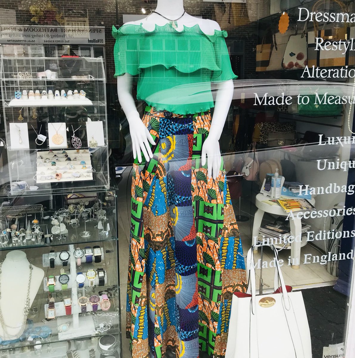 tpicks's tweet photo. #getwaisted#bespoke is having a fabulous time with all the beautiful colours. https://t.co/wdZFmjuc5J
