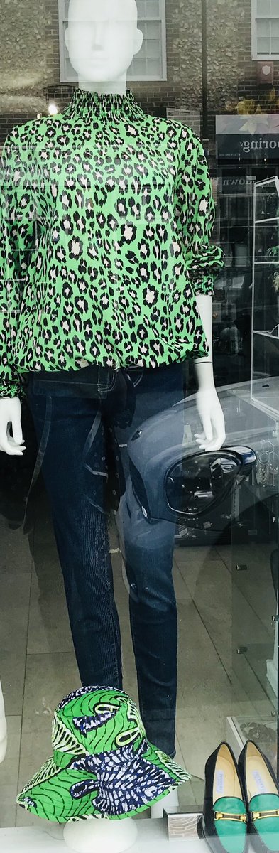 tpicks's tweet photo. #getwaisted#bespoke is having a fabulous time with all the beautiful colours. https://t.co/wdZFmjuc5J