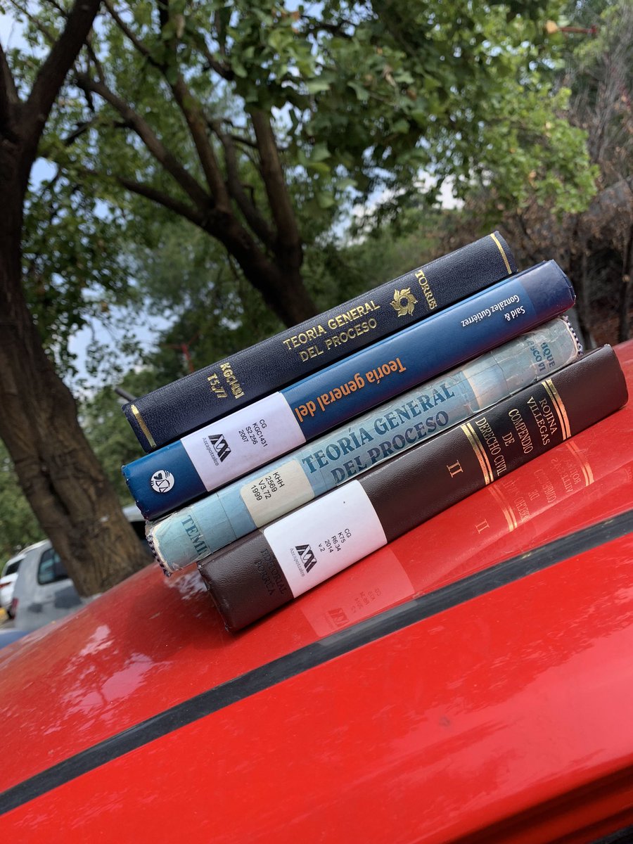 mgtzlaura's tweet photo. Cuando dicen que no sales de la carrera si no lees, lo dicen MUY enserio 🥲📚 https://t.co/huZgVdsFlL