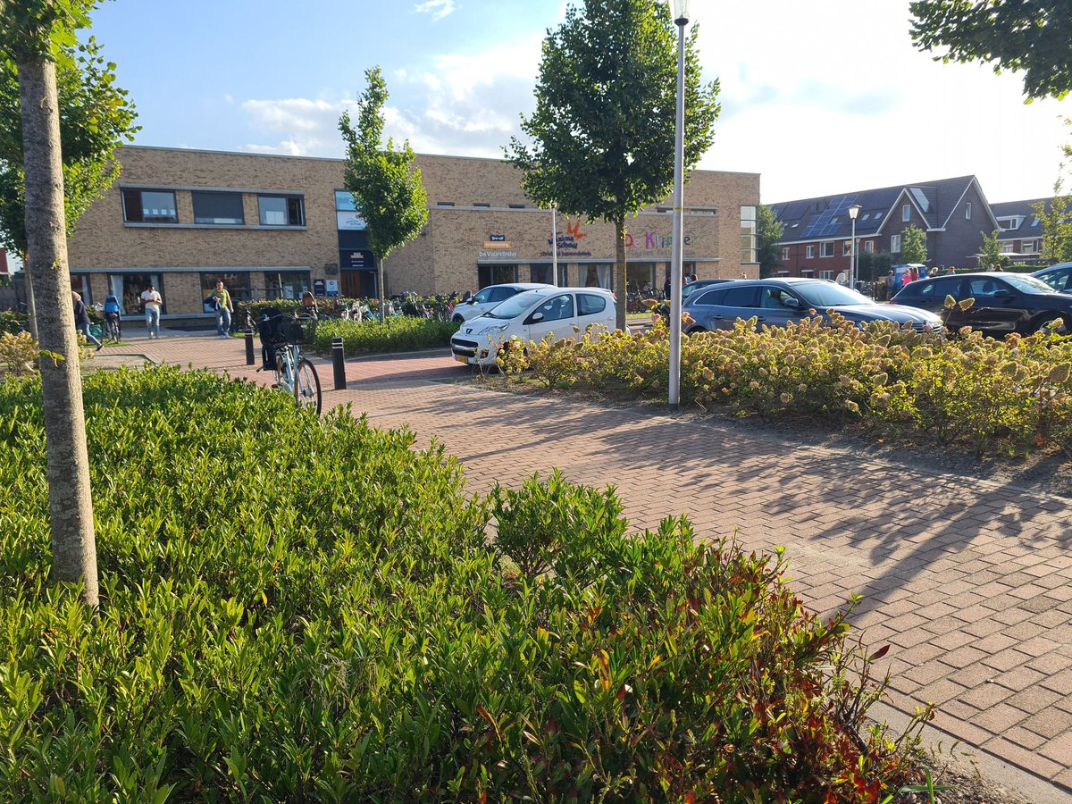 Vandaag diverse mensen gewaarschuwd voor het niet parkeren in een parkeervak tijdens het wegbrengen van hun kind naar school. Waarschuwen gaat een keer over in een #bekeuring #deklipper #berkelenrodenrijs <a href="/VeiligVerkeer/">Veilig Verkeer Nederland</a> <a href="/POL_MiddenSchie/">Politie Basisteam Midden-Schieland</a>