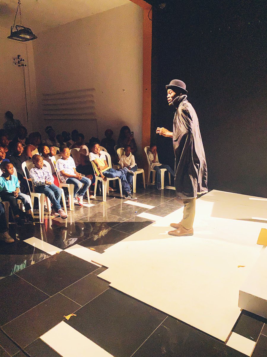 IAMYONGOO's tweet photo. Merci à tous pour votre présence. Le spectacle était juste magique 🎩 https://t.co/s8LdNv8hm9
