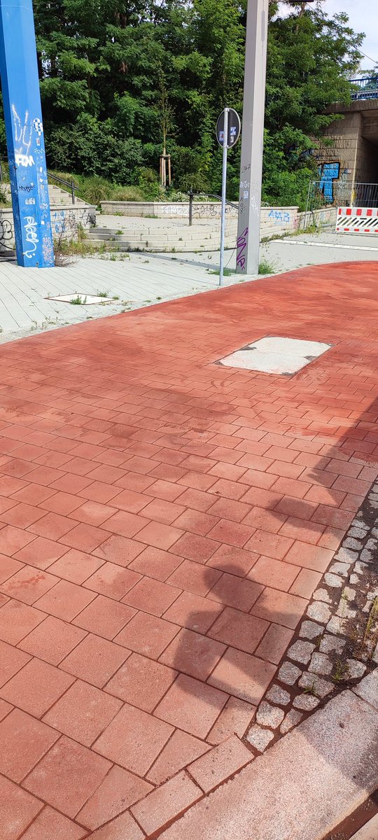 ADFC_MD's tweet photo. Und noch eine positive Meldung! Es ist soweit, die Radwege am Damaschkeplatz werden endlich rot!

#Magdeburg #Verkehrswende #VisionZero https://t.co/W4sTJ4tmAp