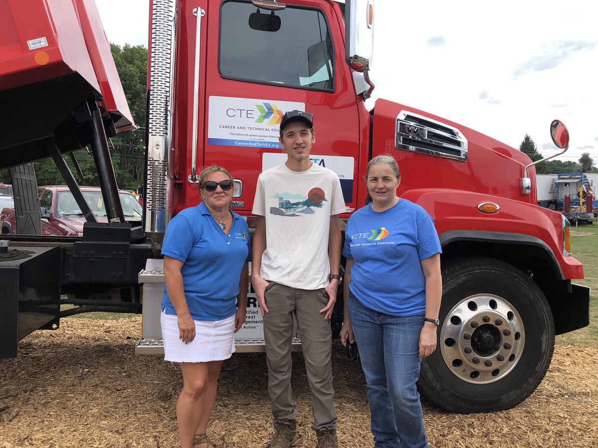 WSWHEBOCES's tweet photo. Our first visitor at @WashFair was our favorite fair kid, Bobby! He’s come to our booth every year and is now a senior @HudsonFallsCSD in the @adkecca advanced manufacturing program. @PrincipalofIP #CTEawesome #JumpstartYourFuture https://t.co/XumY79FZ7F