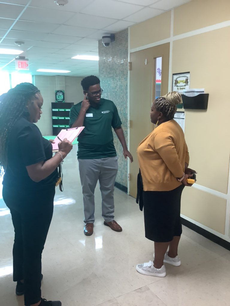 NoLeaderLikeMe's tweet photo. Day 1 of instruction for @HoustonISD and the teachers and leaders of @osborneowls are already implementing #theTEACHway! Shoutout to Principal Davis for the varied In-the-Moment opportunities for coaching and implementation support throughout our morning on campus. #GoVisual https://t.co/mDUugrOB5f