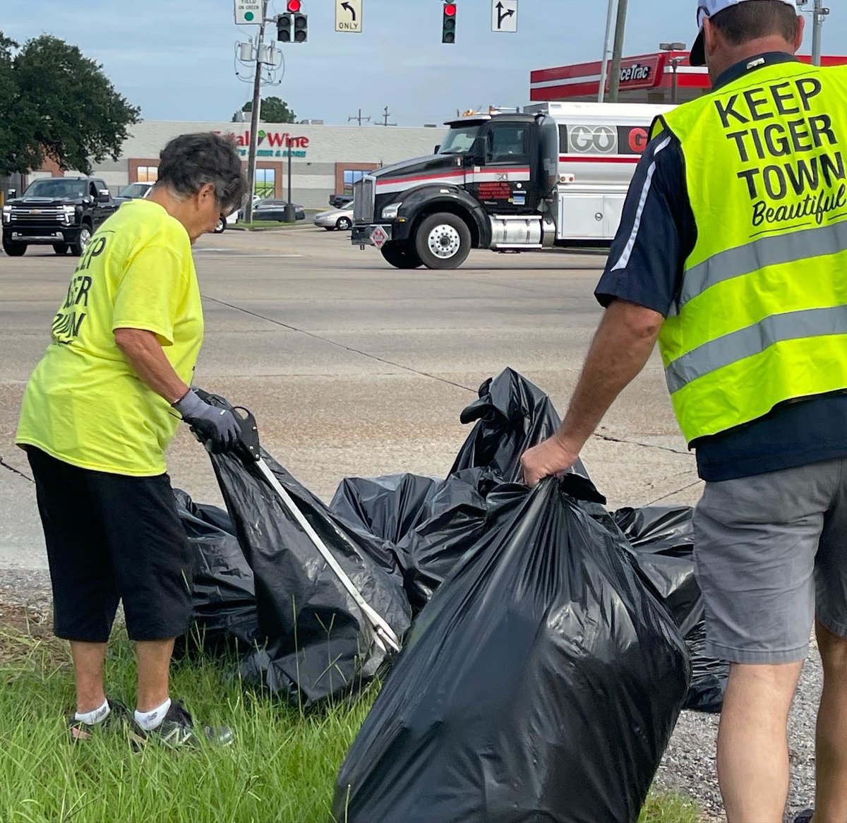MocklerBeverage's tweet photo. We joined forces with Keep Tiger Town Beautiful this weekend and had over 60+ bags of trash picked up 🫢 Of course we cooled down with some 🍻 afterwards. Until next time… #KTTB #MBC #DontLitter https://t.co/BpQfKMJslk
