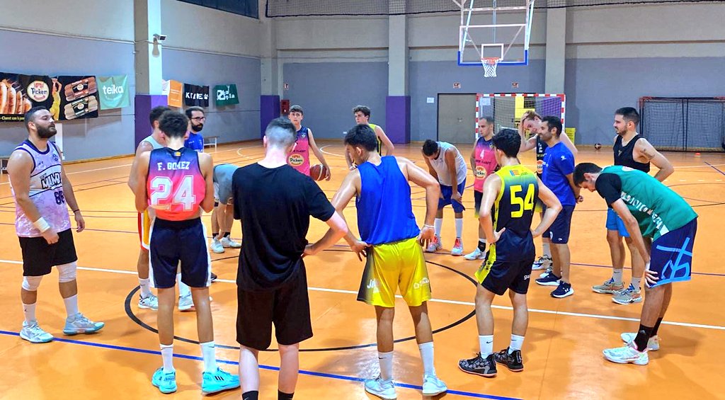 CBClaret's tweet photo. El equipo EBA también ha iniciado la temporada. Muchas ganas, ilusión y trabajo por delante para cumplir los objetivos. A por todas equipo 💪🏀 #GoPickenClaret #OrgulloAmarillo https://t.co/1cdzKM3fA7