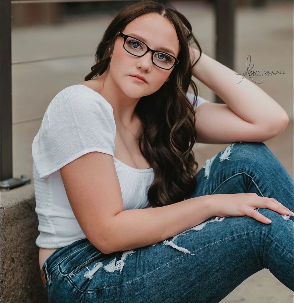 Awww! <a href="/kylarboyd/">.</a> So pretty! 

Hair and makeup by <a href="/erin/">Erin Caton</a>.elizabeth.artistry 

#amymccallphotography #amymccallseniors #lewistonseniorphotographer #clarkstonseniorphotographer #moscowseniorphotographer instagr.am/p/Chk7odfvnCe/