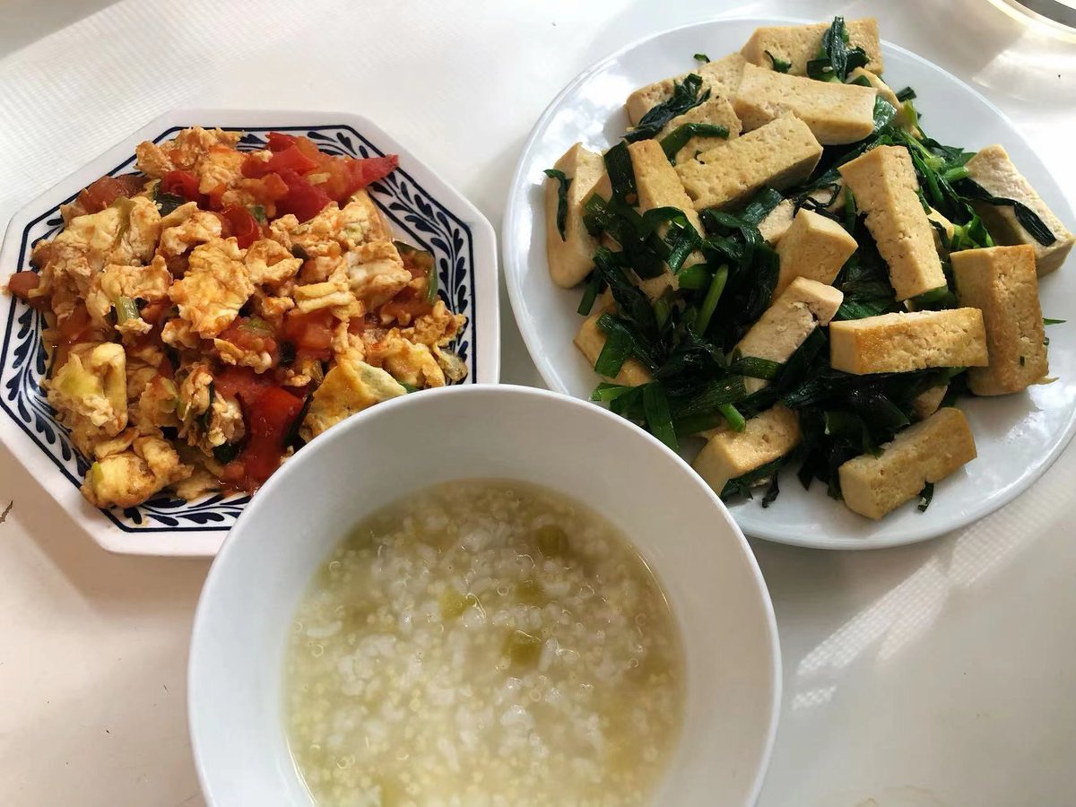 MengYe_Emma's tweet photo. Some quick stir-fries for the first day of the new semester. Tomato & egg, toufu & chive. #PAcooks @AcademicMamas https://t.co/Mdaetr88GA