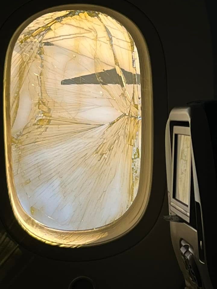 FlightModeblog's tweet photo. A #LOT Polish Airlines,#Boeing 787-8 Dreamliner flight #LO26 from #Warsaw suffered cracked a cabin window during descent at #NewYork JFK Airport. The aircraft continued and landed safely.
📷@boardinginfo
#FlyLot #poland #jfk #B787 #Dreamliner #aviation #AvGeek #avgeeks #flights https://t.co/KUpahiXFEm