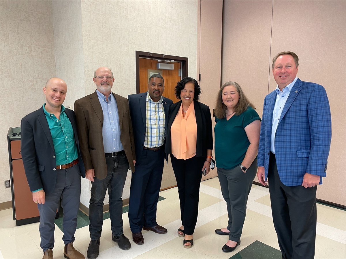 OppFinance's tweet photo. Today, OFN President and CEO Lisa Mensah spoke at @UTChattanooga @TNDForum roundtable to discuss how economically challenged urban and rural communities can work together to create economic opportunity. #Thread https://t.co/6Wtd2ncxXi