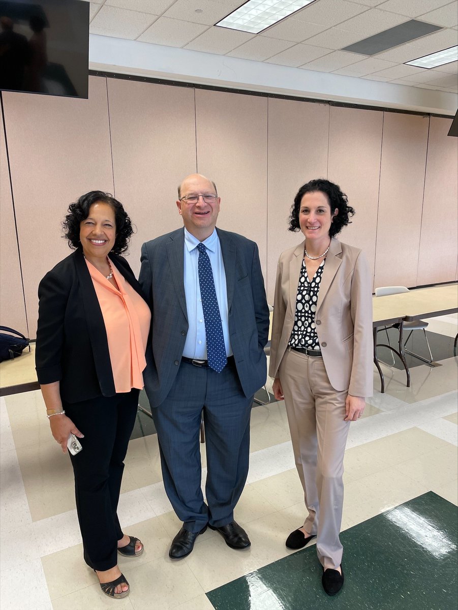 Today, OFN President and CEO Lisa Mensah spoke at <a href="/UTChattanooga/">The University of Tennessee at Chattanooga</a> <a href="/TNDForum/">Tennessee Democracy Forum</a> roundtable to discuss how economically challenged urban and rural communities can work together to create economic opportunity. #Thread