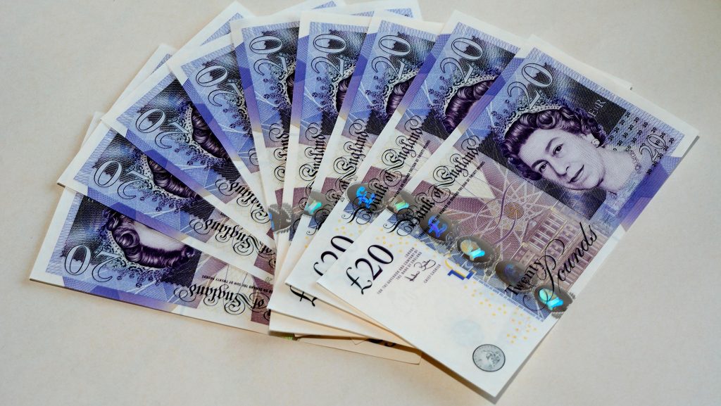 AlternativeMUFC's tweet photo. Malacia emptying his pockets when he gets home tonight. https://t.co/nWiMJKBKgZ