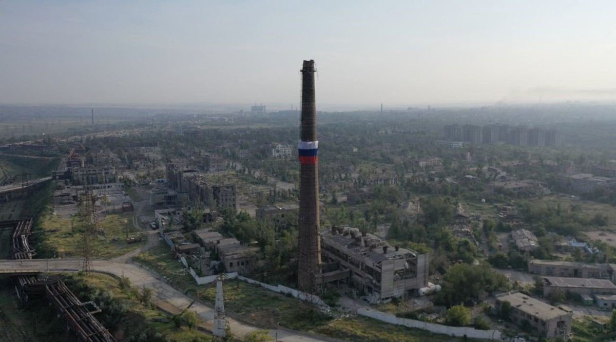 IAPonomarenko's tweet photo. A perfect illustration of today’s Russia.
A giant flag over the Azovstal, the totally ruined former steel factory in a once-thriving city devastated by Russia.
No chances to restore anything, no jobs, no production, no life, no sense, no future.
But hey, there’s the flag! https://t.co/UcRzZdCHqa