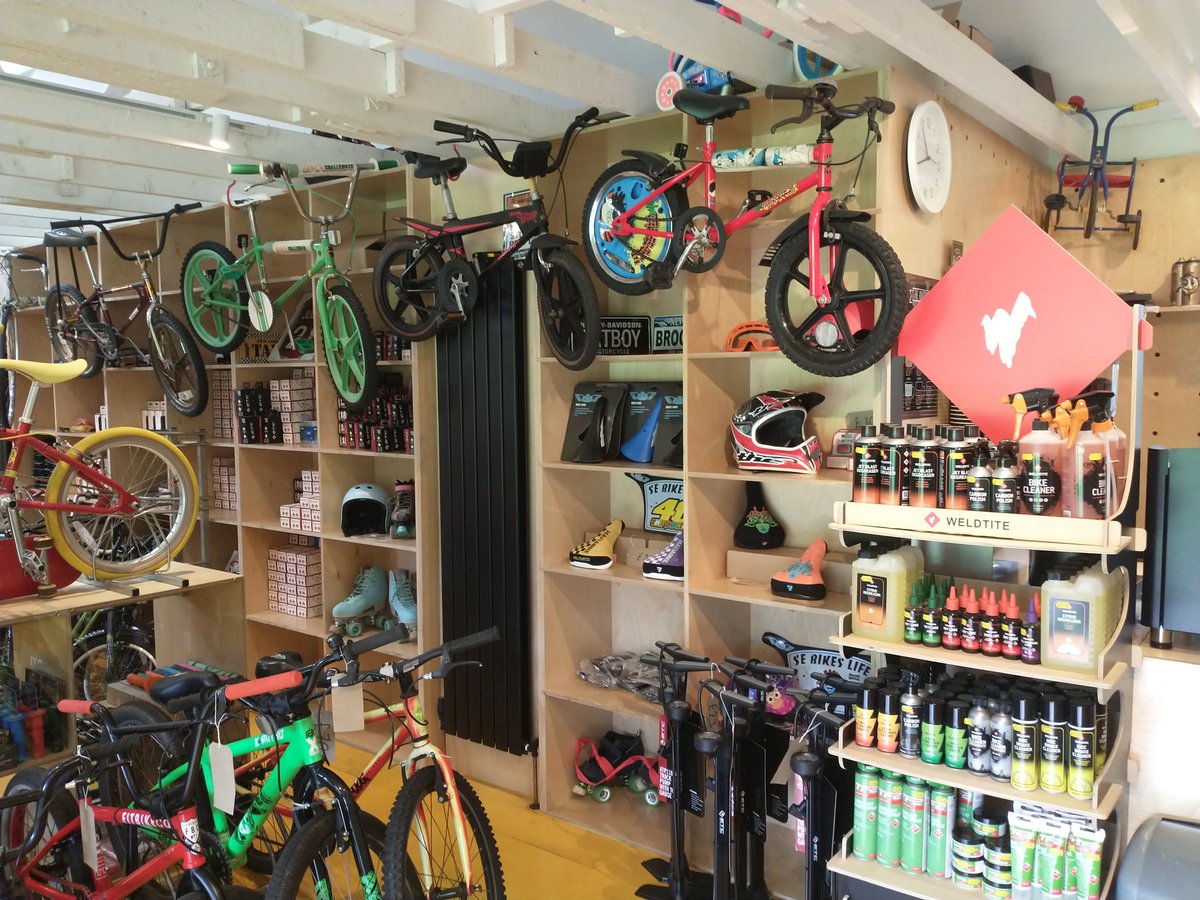 Good visit to Kustom Kruisers in Renfrew and their cycle repair and reuse project. <a href="/KustomKruizers/">KustomKruizersCIC</a> obtained a Glasgow Airport Flightpath Fund award to support the project. Pupils from Gleniffer HS also there learning cycle repair and maintenance. <a href="/GLA_Airport/">Glasgow Airport ✈️</a>