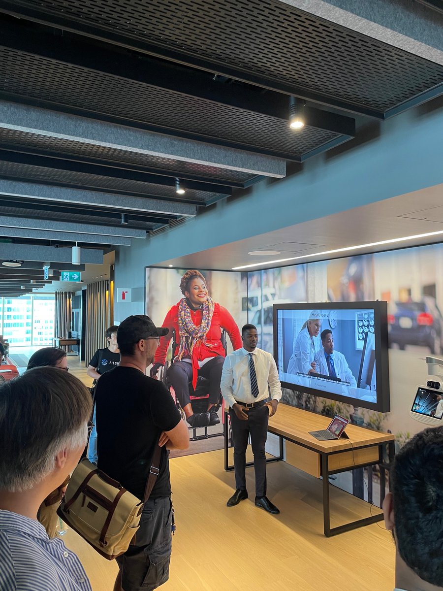 raynexpress's tweet photo. Today weโre at Microsoft HQ bringing the Unreal Accelerator to some fantastic educational leaders. Great to finally meet @danielrolo and the @OntFSEA family too! (yay esports)
#UnrealEdu #FCLEdu https://t.co/4EEz9X4Lja