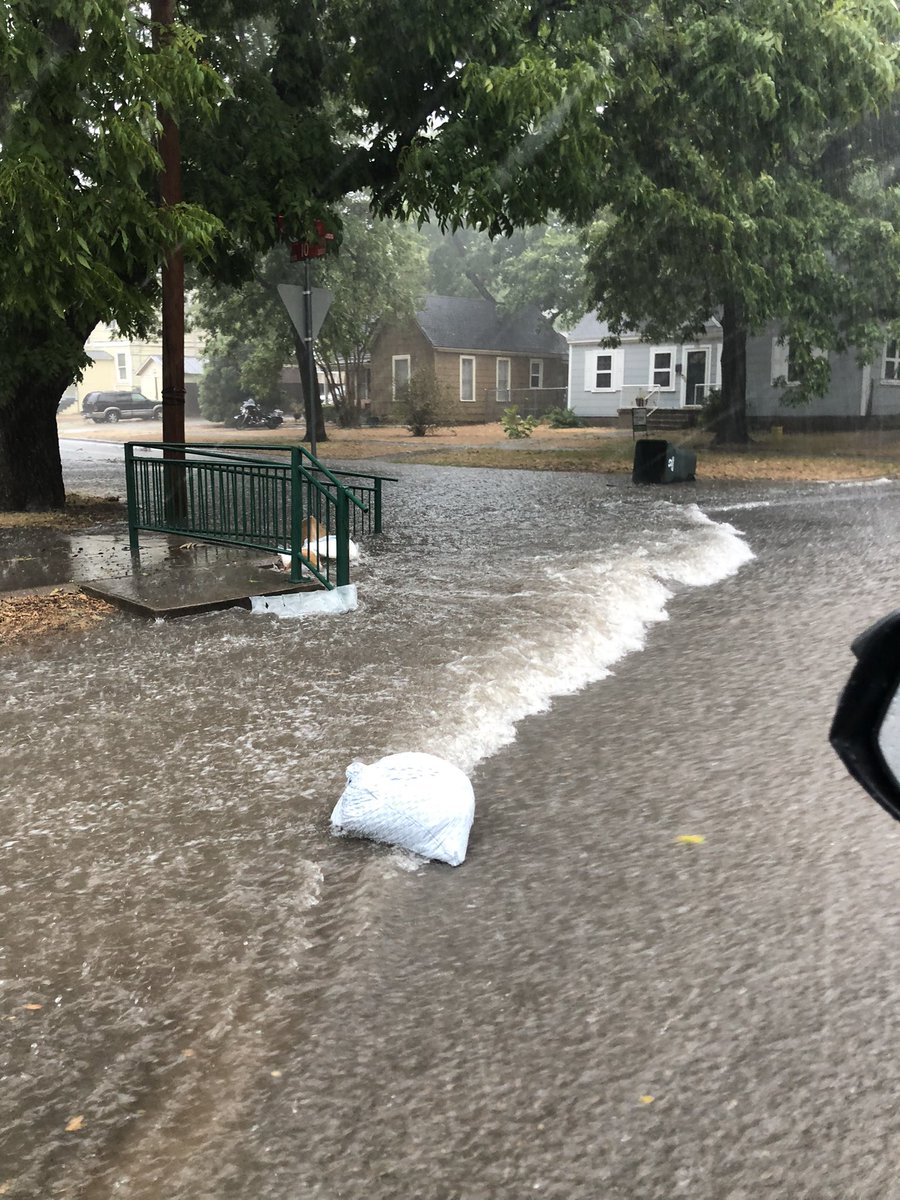 thestormreel's tweet photo. Considerable street flooding occurring in Georgetown, TX right now. Street lights out and small branches down due to gusty winds as well. #txwx https://t.co/gS02Jiss3W