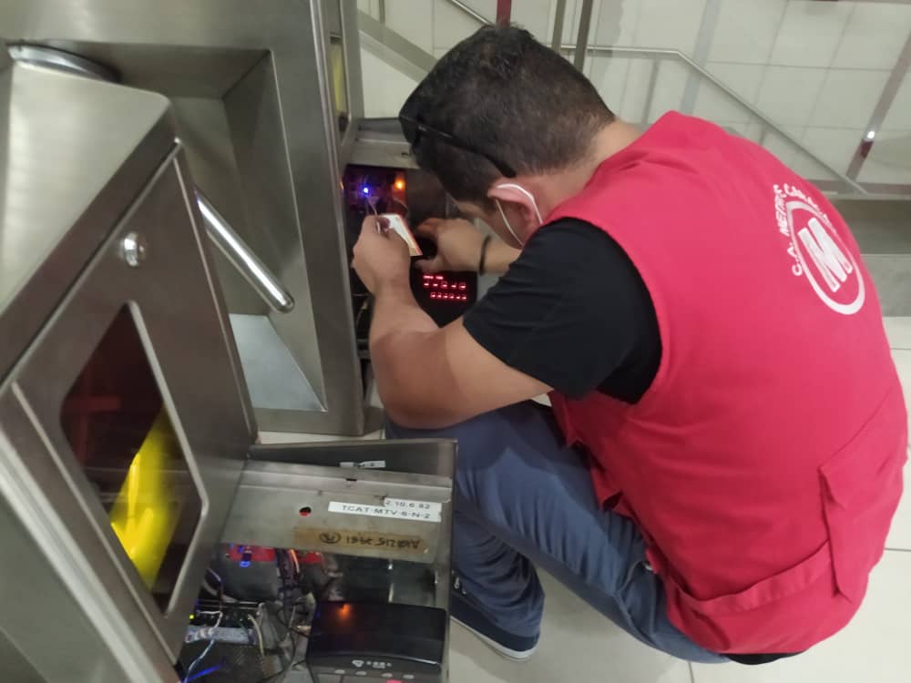 CAMETROVALENCIA's tweet photo. #EnMetro||Reforzando la capacidad operativa en materia de #CobroPasaje trabajadores del @TransporteGobVe y de @CAMETROVALENCIA realizaron configuración de torniquetes y de unidad lógica en las estaciones de línea 1 y 2✅🚧#RefuerzaTuVacuna||@NicolasMaduro @rvaraguayan @torrealbaf https://t.co/8DRLk6FfrA