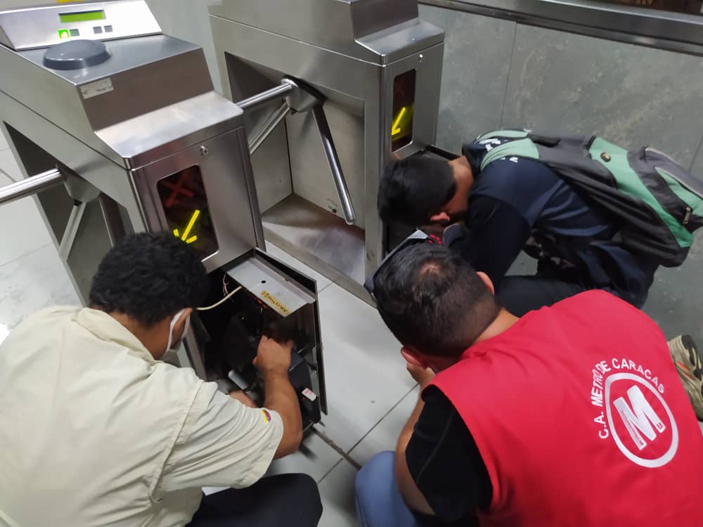 CAMETROVALENCIA's tweet photo. #EnMetro||Reforzando la capacidad operativa en materia de #CobroPasaje trabajadores del @TransporteGobVe y de @CAMETROVALENCIA realizaron configuración de torniquetes y de unidad lógica en las estaciones de línea 1 y 2✅🚧#RefuerzaTuVacuna||@NicolasMaduro @rvaraguayan @torrealbaf https://t.co/8DRLk6FfrA